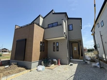 【埼玉県/川越市上野田町】川越市上野田町　2号棟 建築中の外観：全3棟／写真左