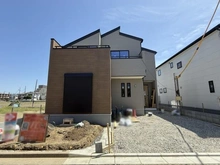 【埼玉県/川越市上野田町】川越市上野田町　2号棟 建築中の外観：全3棟／写真左