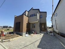 【埼玉県/川越市上野田町】川越市上野田町　2号棟 建築中の外観：全3棟／写真左