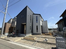 【埼玉県/川越市上野田町】川越市上野田町　3号棟 建築中の外観：全3棟／写真中央　前面に高い建物が無いため、陽当たり良好です。