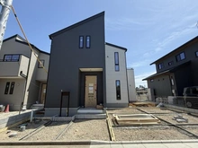 【埼玉県/川越市上野田町】川越市上野田町　3号棟 建築中の外観：全3棟／写真中央