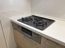 【埼玉県/ふじみ野市旭】ふじみ野市旭1丁目　新築戸建　2号棟 キッチン：グリル付き三口ガスコンロ