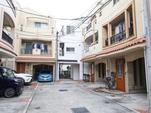 【東京都/大田区本羽田】大田区 本羽田二丁目 前面道路：写真中央の白い建物