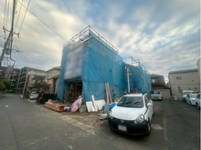 【神奈川県/川崎市中原区上平間】川崎市中原区上平間　新築戸建1号棟 建築中の外観：全3区画 3棟現場
右奥の建築中の建物