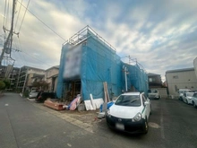 【神奈川県/川崎市中原区上平間】川崎市中原区上平間　新築戸建2号棟 建築中の外観：全3区画 3棟現場
手前の建物