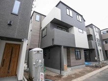 【神奈川県/川崎市高津区明津】GRACE WOOD CONFINE 明津　C 号棟 建築中の外観：西側全10棟／西側手前から3番目