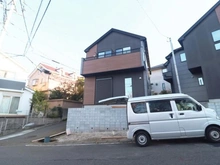 【神奈川県/川崎市麻生区高石】高石5丁目新築戸建1号棟 建築中の外観：全2棟/左側