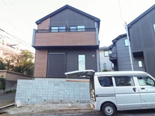 【神奈川県/川崎市麻生区高石】高石5丁目新築戸建1号棟 建築中の外観：全2棟/左側