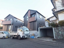 【神奈川県/川崎市麻生区高石】高石5丁目新築戸建2号棟 建築中の外観：全２棟
画像中央の建物