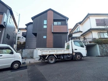 【神奈川県/川崎市麻生区高石】高石5丁目新築戸建2号棟 建築中の外観：全２棟
画像中央の建物