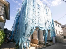 【神奈川県/川崎市中原区中丸子】新築分譲住宅　中丸子　A号棟（全2棟） 建築中の外観：全2区画（手前）