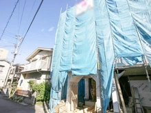 【神奈川県/川崎市中原区中丸子】新築分譲住宅　中丸子　A号棟（全2棟） 建築中の外観：全2区画（左側）