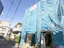 【神奈川県/川崎市中原区中丸子】新築分譲住宅　中丸子　A号棟（全2棟） 建築中の外観：全2区画（左側）