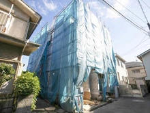 【神奈川県/川崎市中原区中丸子】新築分譲住宅　中丸子　A号棟（全2棟） 建築中の外観：全2区画（手前）