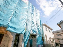 【神奈川県/川崎市中原区中丸子】新築分譲住宅　中丸子　B号棟（全2棟） 建築中の外観：全2区画（右側）