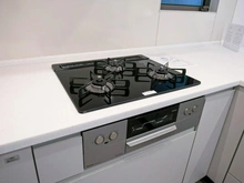 【神奈川県/川崎市中原区新城】川崎市中原区新城5丁目新築戸建　2号棟 キッチン：三口コンロ