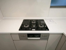 【神奈川県/川崎市中原区新城】川崎市中原区新城5丁目新築戸建　3号棟 キッチン：三口コンロ