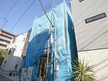 【神奈川県/川崎市中原区苅宿】川崎市中原区苅宿　新築戸建1号棟 建築中の外観：全2棟　写真中央