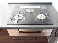 【東京都/大田区久が原】大田区久が原六丁目新築戸建　A号棟 キッチン：三口コンロ