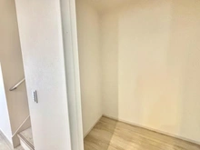 【東京都/国分寺市西町】国分寺市西町8期　新築戸建1号棟 収納：1Fキッチン横のウォークインクローゼット