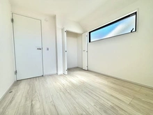 【東京都/国分寺市西町】国分寺市西町8期　新築戸建1号棟 洋室：約5.0帖の洋室の収納解放時