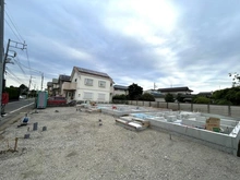 【東京都/国分寺市東戸倉】国分寺市東戸倉1丁目新築戸建 2号棟 建築中の外観：全３棟、写真真ん中