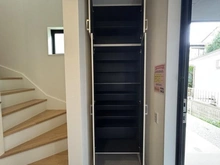 【東京都/国立市中】国立市中3丁目新築戸建 1号棟 収納：玄関横の収納