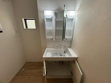 【東京都/国立市中】国立市中3丁目新築戸建 1号棟 収納：洗面所の収納