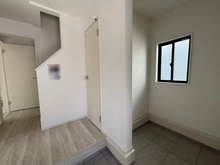 【東京都/国立市中】国立市中3丁目新築戸建 2号棟 シューズインクローゼット：玄関横のシューズインクローゼット