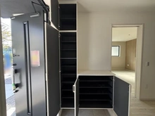 【東京都/国立市中】国立市中3丁目新築戸建 2号棟 収納：玄関横の収納