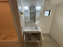 【東京都/国立市中】国立市中3丁目新築戸建 2号棟 洗面所：洗面所の収納