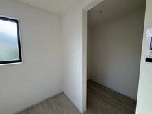 【東京都/国立市中】国立市中3丁目新築戸建 2号棟 収納：約8.5帖の洋室にあるウォークインクローゼット