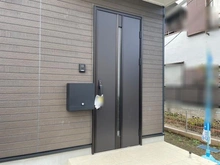 【東京都/三鷹市井口】三鷹市井口4丁目　新築戸建 外観：玄関前