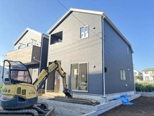 【東京都/立川市幸町】立川市幸町5丁目（2号棟）　新築戸建 建築中の外観：全5棟の2号棟（右側）