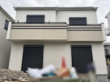 【東京都/小平市小川町】小平市小川町1丁目新築戸建 C号棟 建築中の外観：全3棟
※写真中央