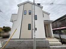 【東京都/小平市小川町】小平市小川町1丁目新築戸建 C号棟 建築中の外観：全3棟
※写真中央