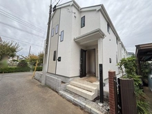 【東京都/小平市小川町】小平市小川町1丁目新築戸建 C号棟 建築中の外観：全3棟
※写真中央