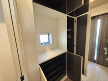 【東京都/国立市西】国立市西2丁目新築戸建 1号棟 玄関：収納