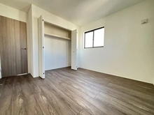 【東京都/国立市西】国立市西2丁目新築戸建 1号棟 洋室：約6.0帖の洋室のクローゼット開放時