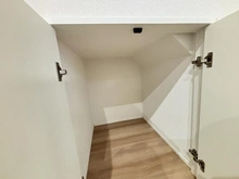 【東京都/国立市西】国立市西2丁目新築戸建 2号棟 収納：約15.1帖のLDKの階段横にある収納