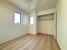 【東京都/国立市西】国立市西2丁目新築戸建 2号棟 洋室：約5.1帖の洋室の収納開放時