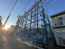 【東京都/国分寺市東戸倉】国分寺市東戸倉2丁目新築戸建（1号棟） 建築中の外観：全3棟、写真奥が1号棟