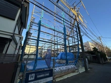 【東京都/国分寺市東戸倉】国分寺市東戸倉2丁目新築戸建（1号棟） 建築中の外観：全3棟、写真手前が1号棟