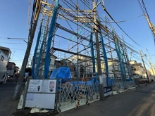 【東京都/国分寺市東戸倉】国分寺市東戸倉2丁目新築戸建（2号棟） 建築中の外観：全3棟、写真真ん中が2号棟