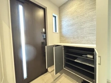 【東京都/八王子市兵衛】八王子市兵衛2丁目（2号棟）　新築戸建 玄関：収納