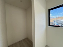 【東京都/八王子市兵衛】八王子市兵衛2丁目（2号棟）　新築戸建 収納：約6.7帖の洋室にあるウォークインクローゼット