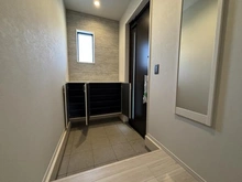 【東京都/八王子市兵衛】八王子市兵衛2丁目（4号棟）　新築戸建 玄関：収納