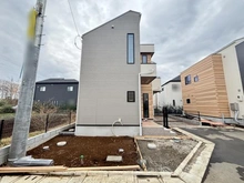 【東京都/国分寺市北町】国分寺市北町2丁目（4号棟）　新築戸建 外観：全7棟現場
写真中央（4号棟）