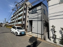 【東京都/国立市富士見台】国立市富士見台1丁目（1号棟）　新築戸建 建築中の外観：全2棟現場（1号棟：写真手前側）