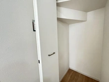 【東京都/小平市仲町】小平市仲町 新築戸建 収納：キッチン後ろの収納